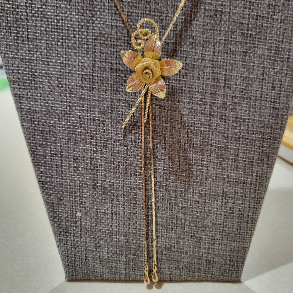 Elegant Gold Floral Pendant Necklace